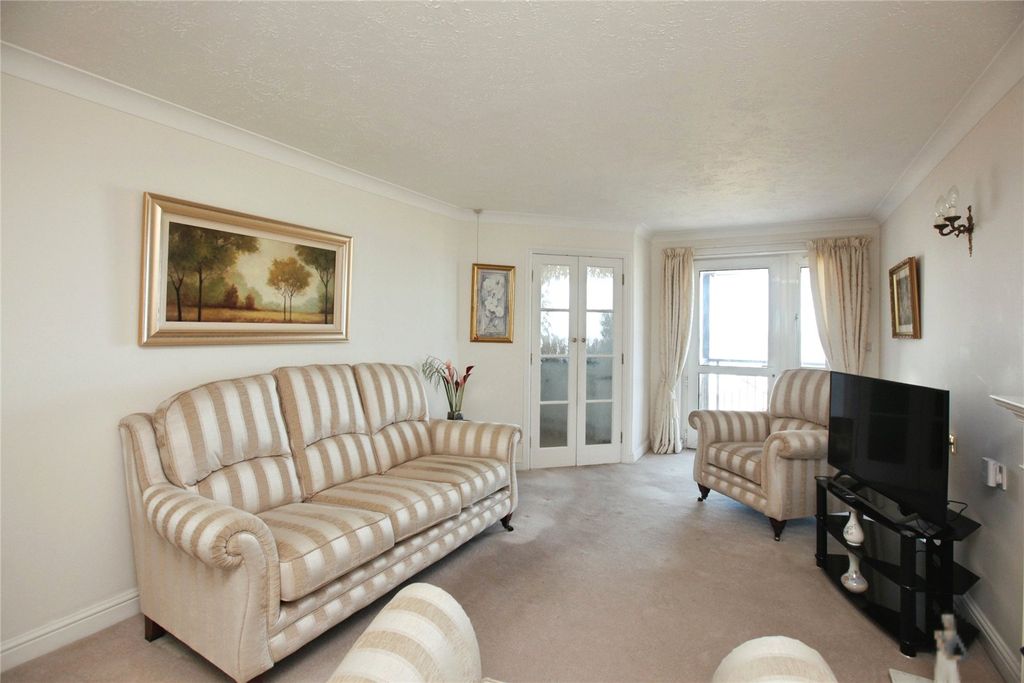 Property photo 3 of 12 Lounge