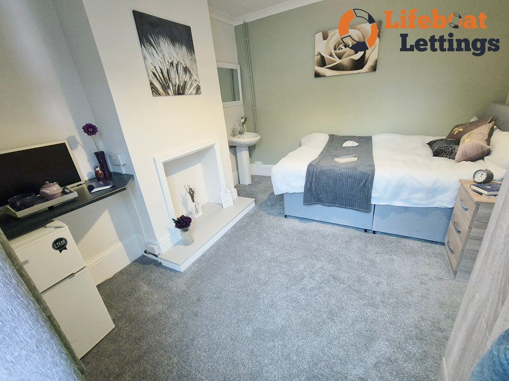 Property photo 2 of 6 Bedroom 1B