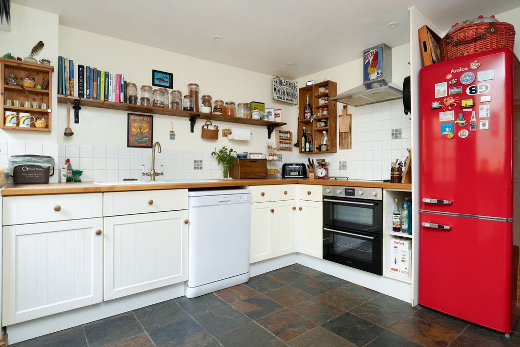 Property photo 2 of 18 5114413