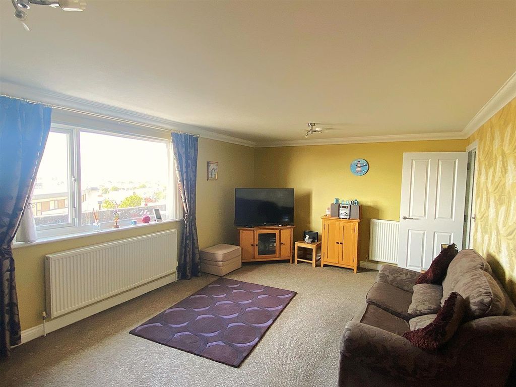 Property photo 3 of 15 39 Compass House - Lounge.Jpg