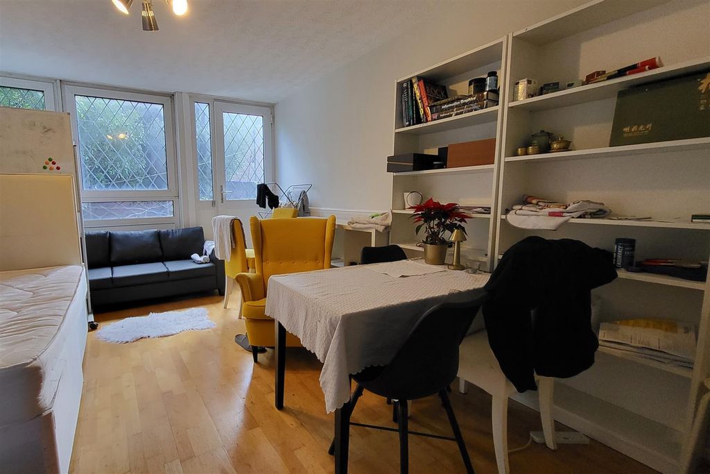 Property photo 3 of 11 Living Room