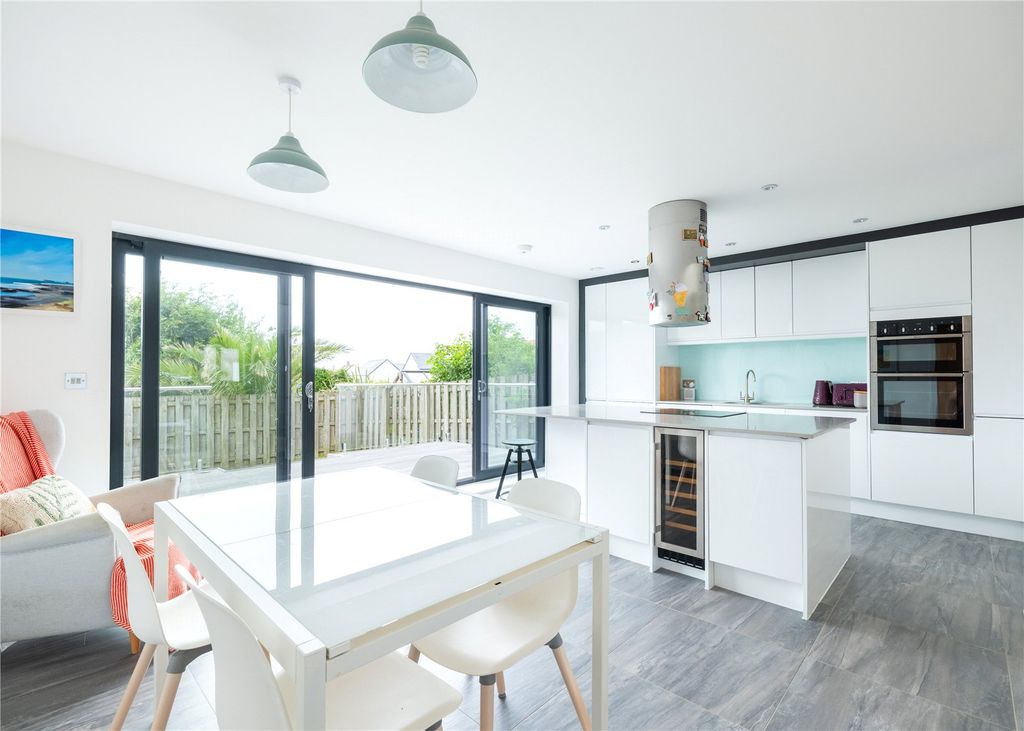 Property photo 3 of 19 Kitchen / Dining