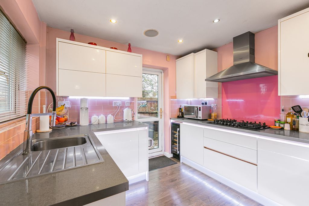 Property photo 3 of 32 Kitchen