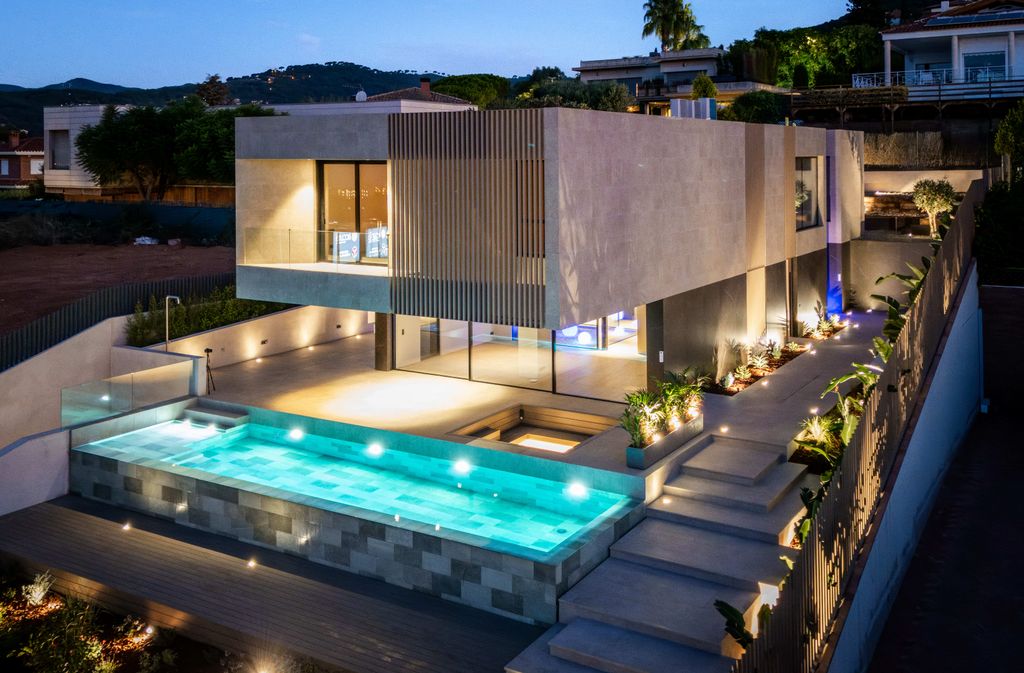 Property photo 1 of 65