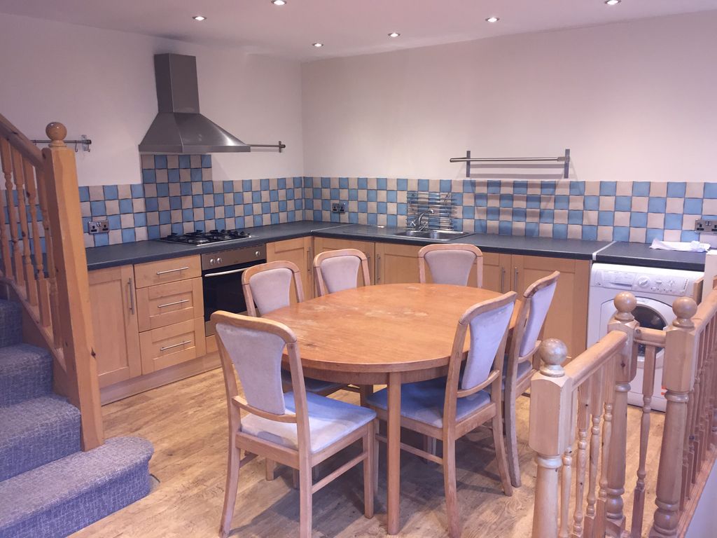 Property photo 2 of 6 Kitchen