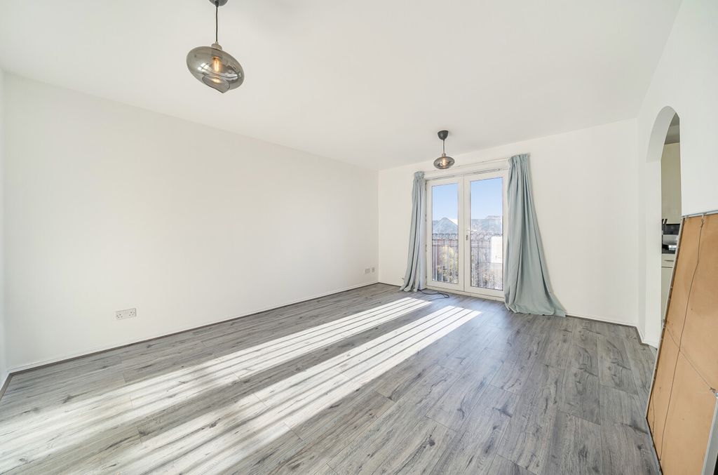 Property photo 2 of 15 1383640-1-692471F...