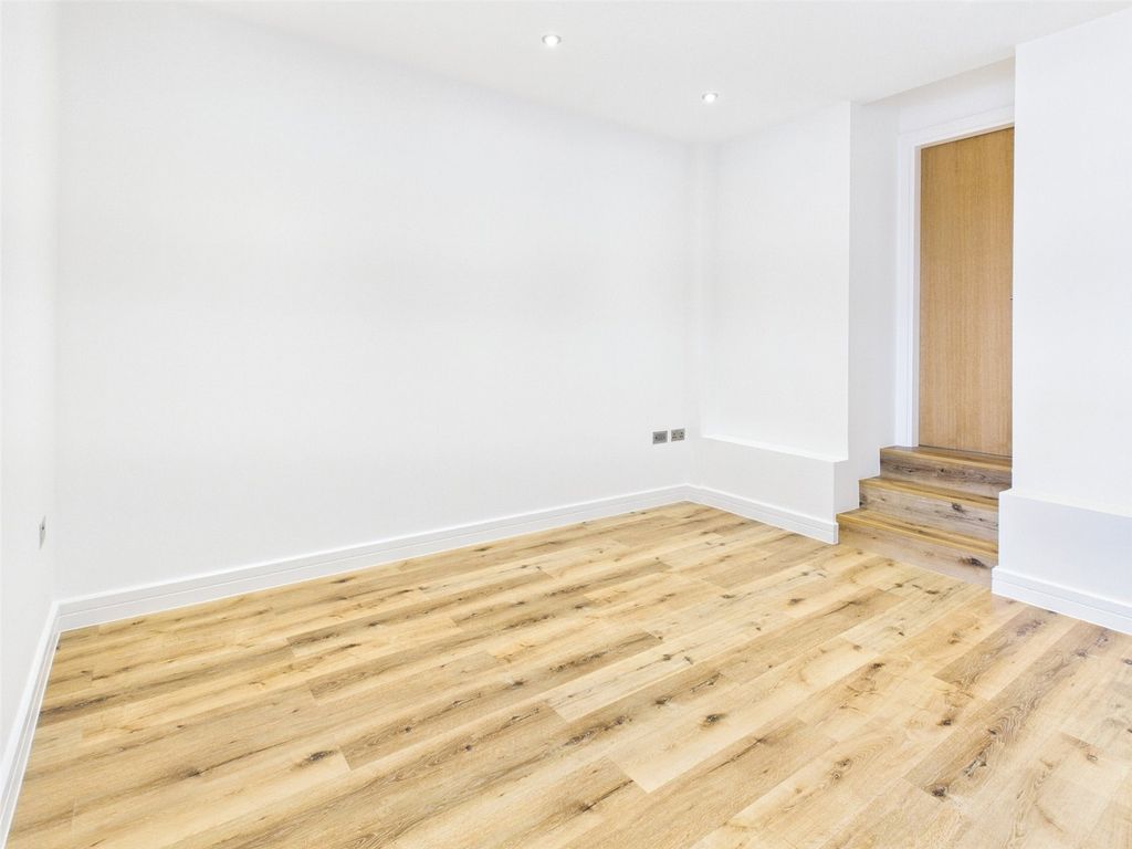 Property photo 2 of 11 Picture No. 10