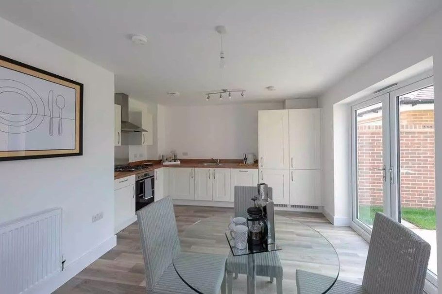 Property photo 3 of 10 Kitchen 1