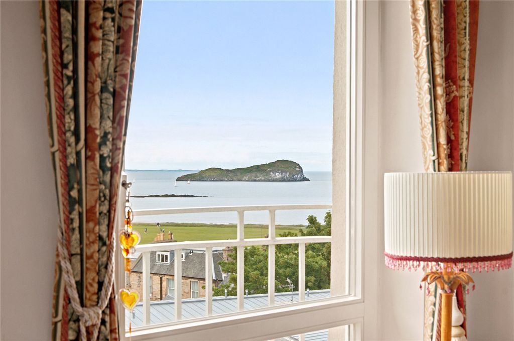 Property photo 2 of 17 Craigleith View