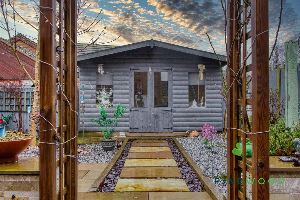 Property photo 2 of 27 Garden