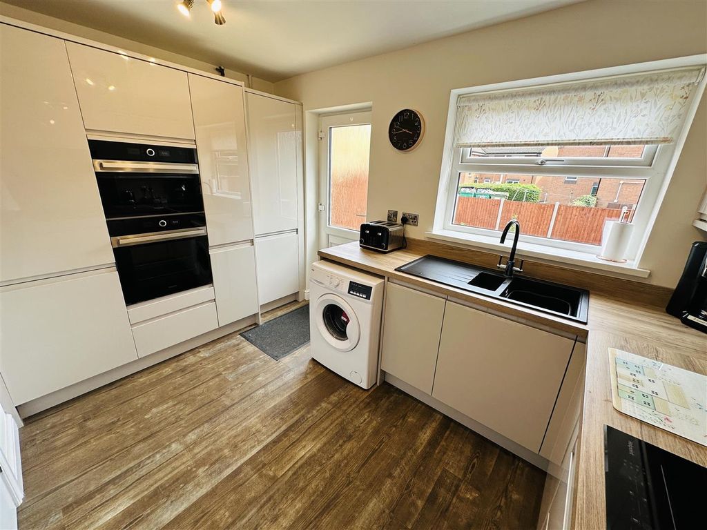 Property photo 3 of 11 Kitchen