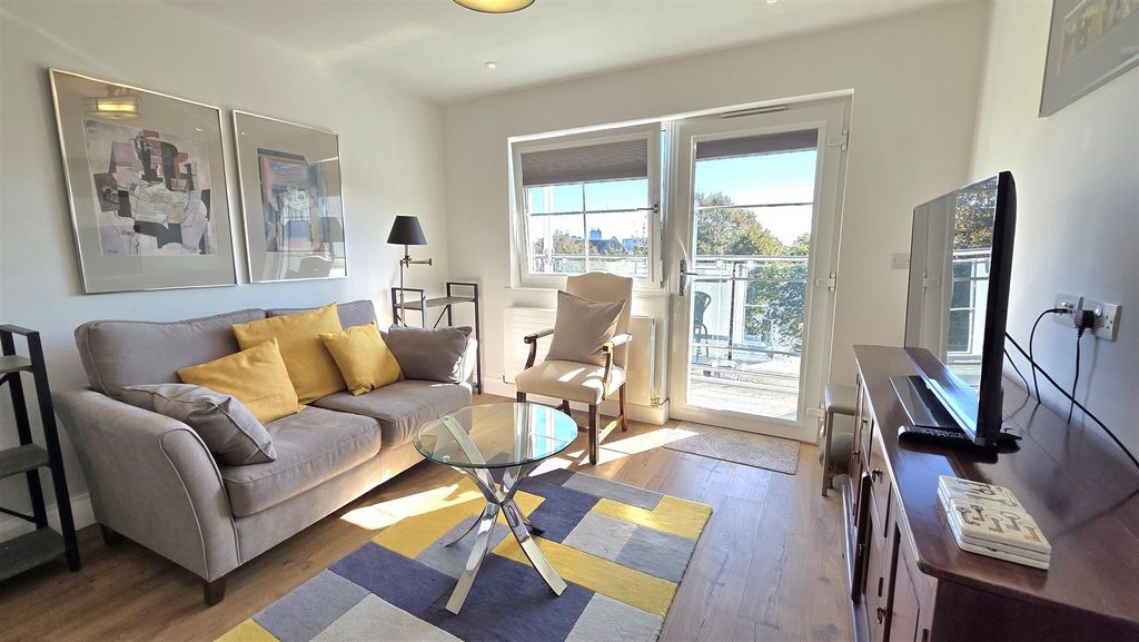 Property photo 3 of 16 Living Space