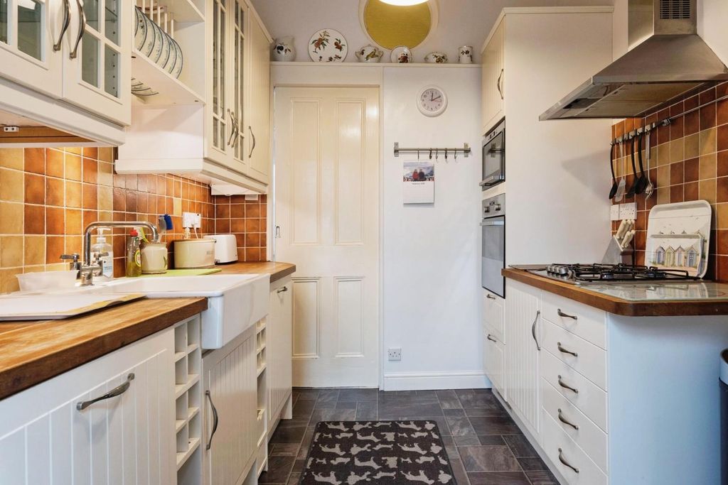 Property photo 3 of 17 Kitchen