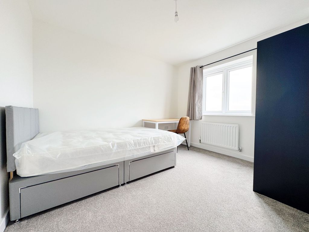 Property photo 1 of 9 Bright Double Bedroom With Modern Study Area...