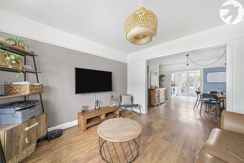 Property photo 2 of 39 Through Lounge