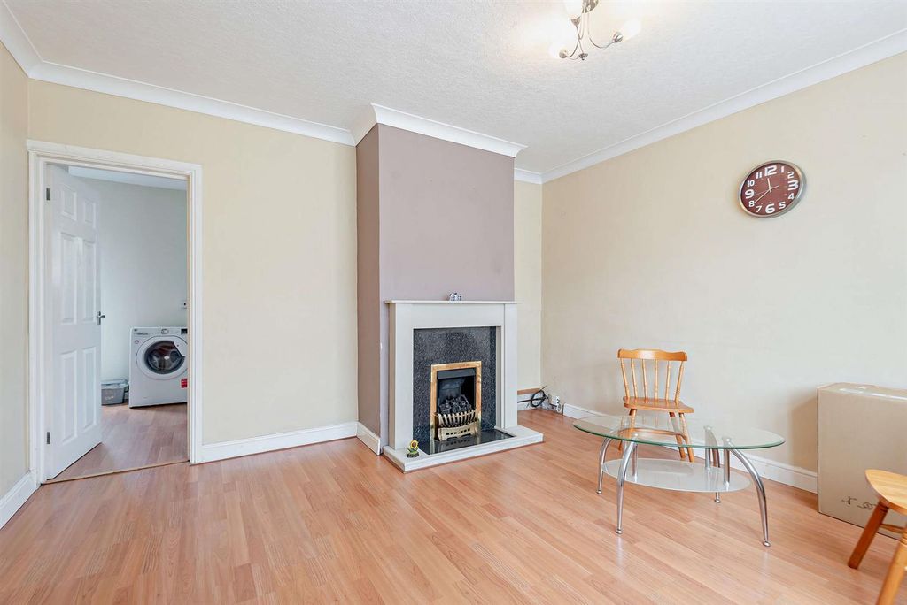 Property photo 2 of 11 8658756-Interior02-800.Jpg