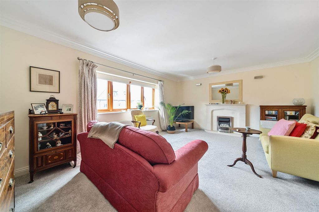 Property photo 2 of 17 Sitting Room