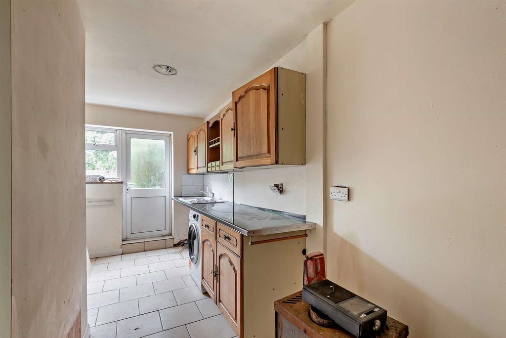 Property photo 3 of 8 8650939-Interior04-800.Jpg