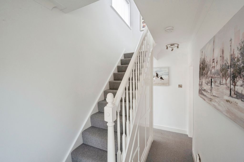 Property photo 2 of 18 Hallway