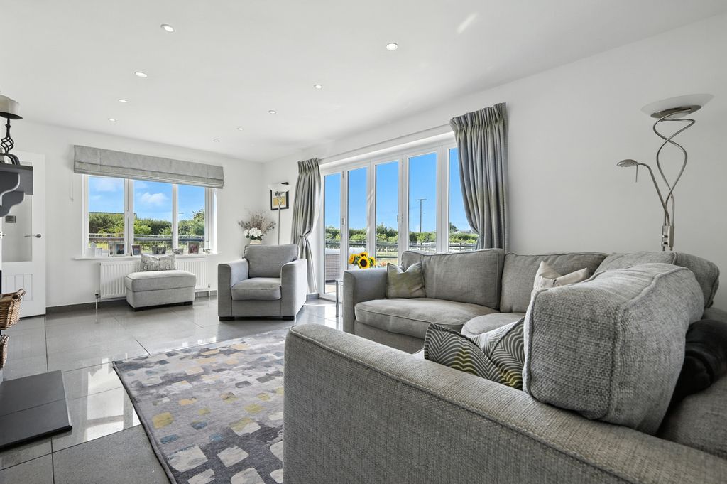 Property photo 3 of 35 Reception