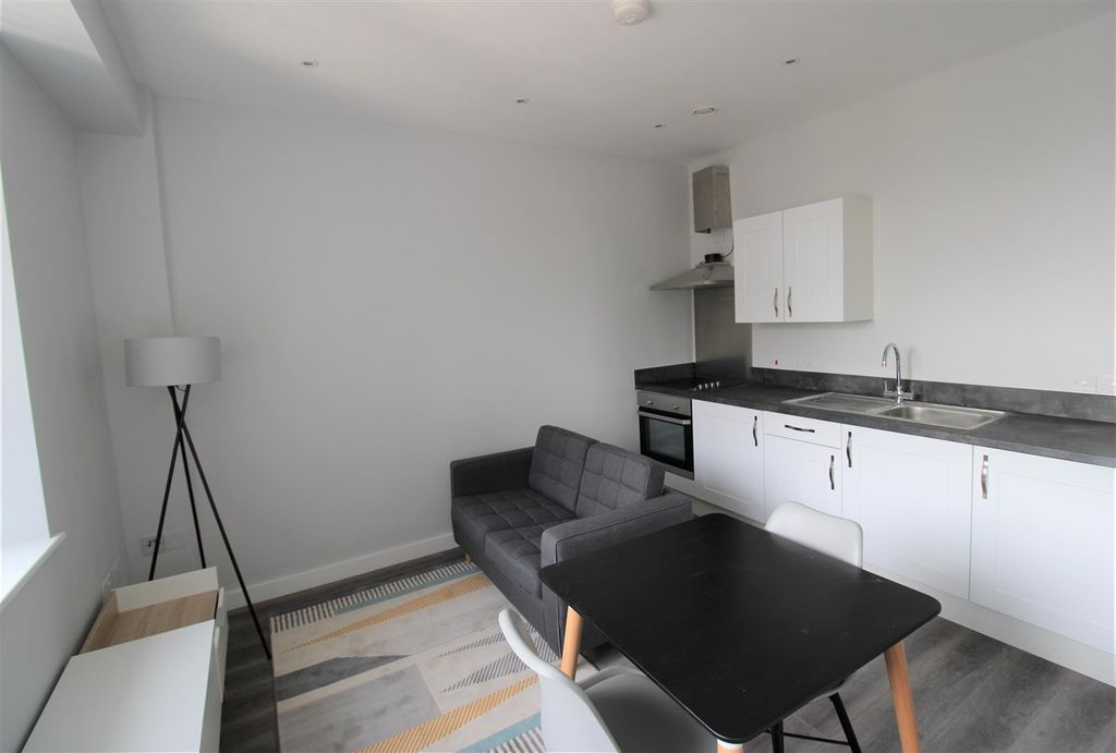 Property photo 3 of 8 Lounge / Kitchen