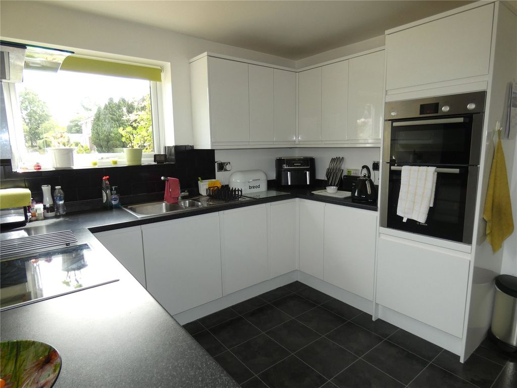 Property photo 3 of 17 Kitchen