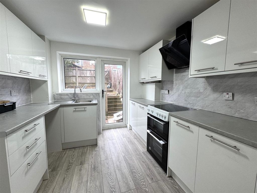 Property photo 1 of 11 Kitchen .Jpg