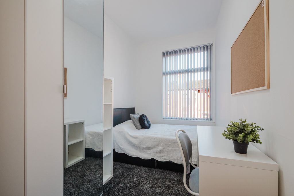 Property photo 1 of 7 4 Bed End Terrace To Rent Arnside Street, Manchester M14