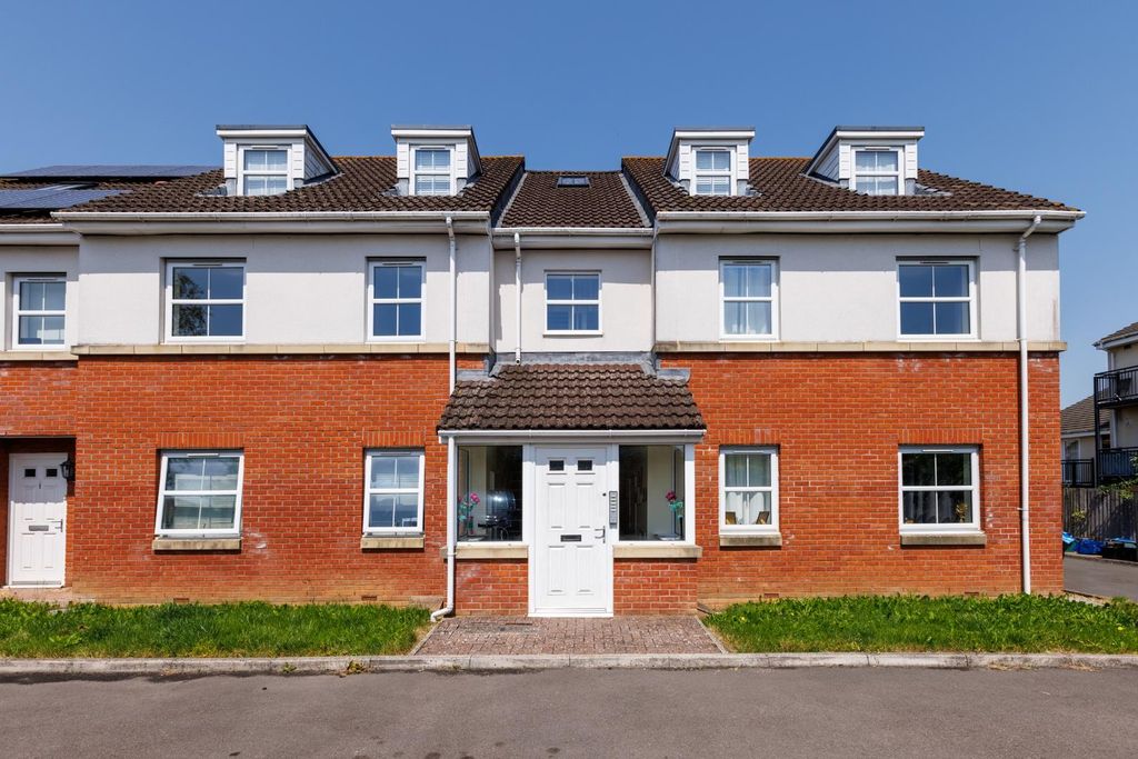 Property photo 2 of 12 5 Sturmy Cl-12.Jpg