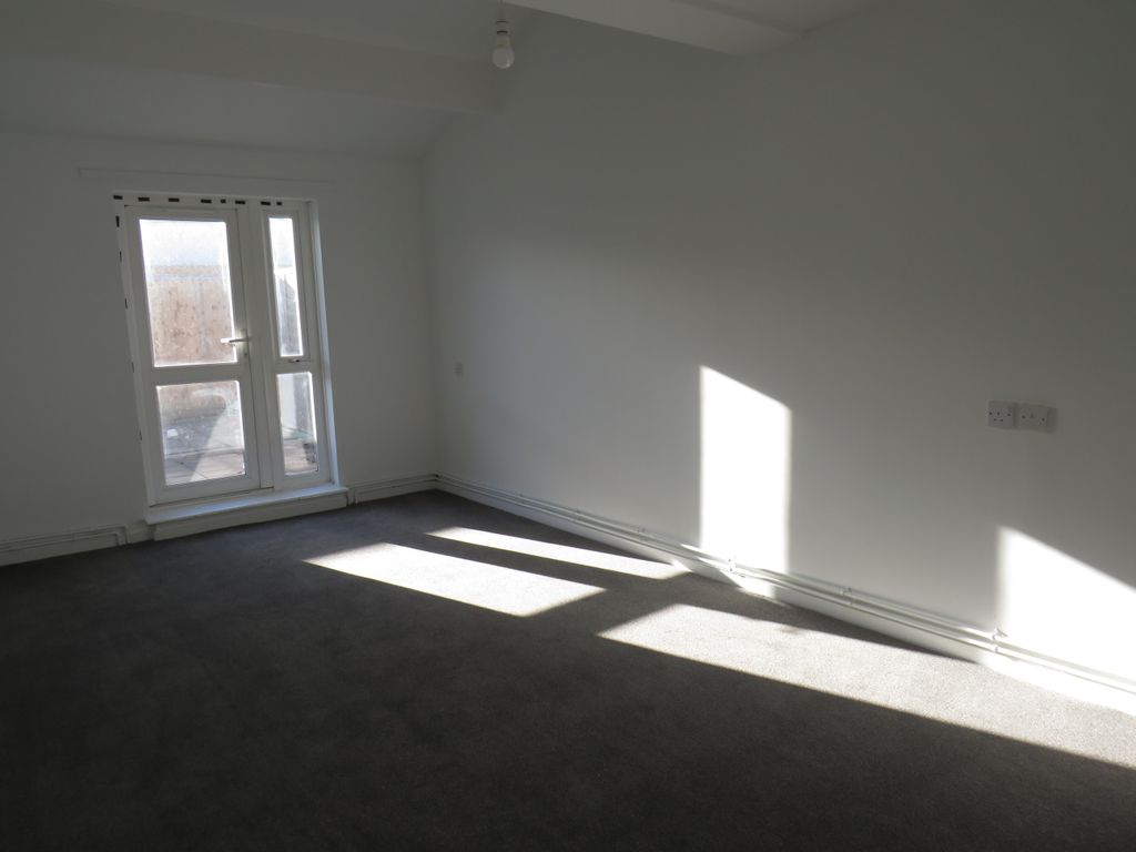 Property photo 3 of 6 Living Room