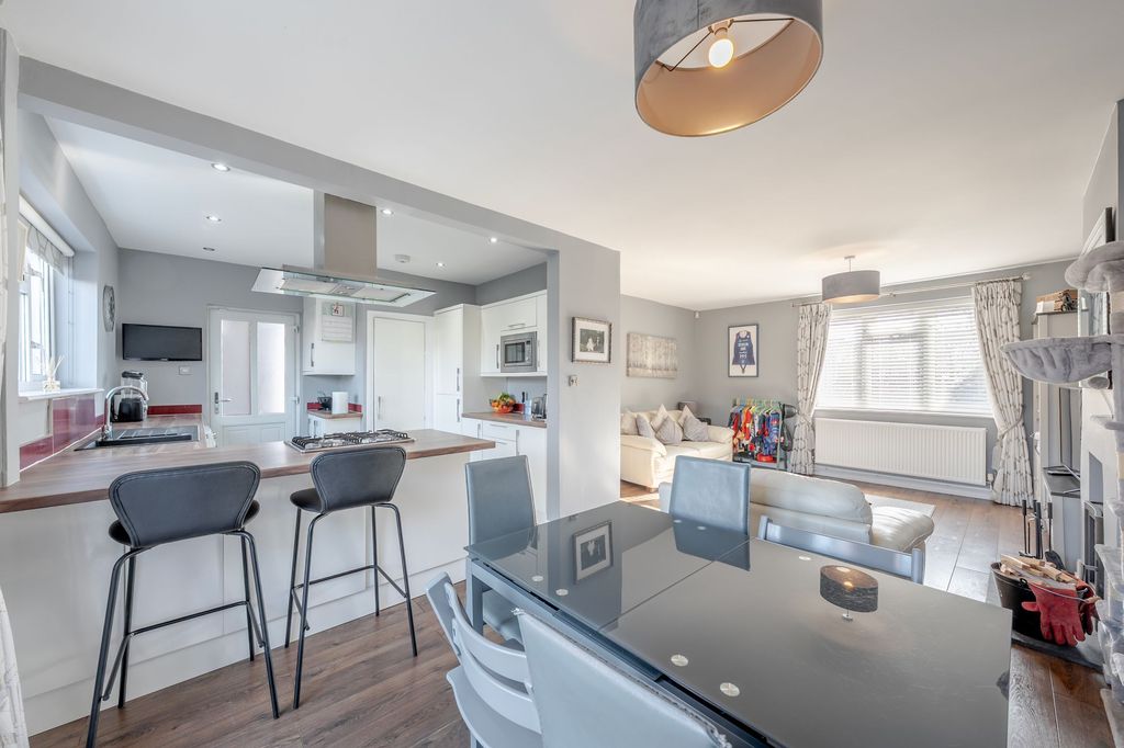 Property photo 2 of 27