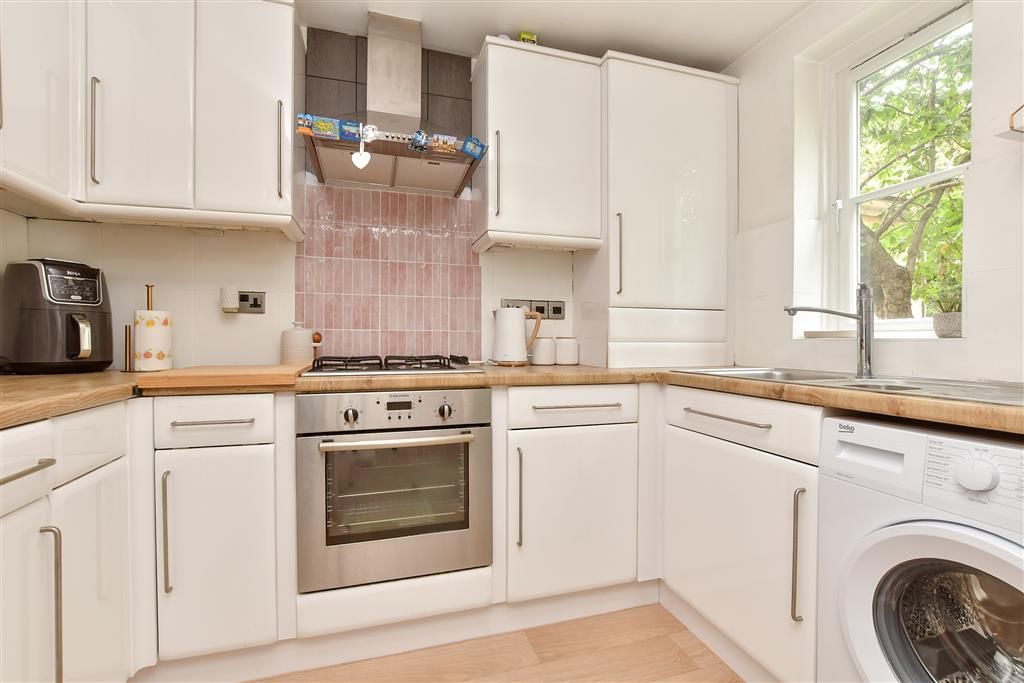 Property photo 2 of 10 Kitchen