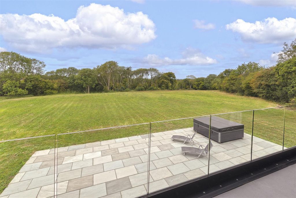 Property photo 2 of 44 Oakview25.Jpg