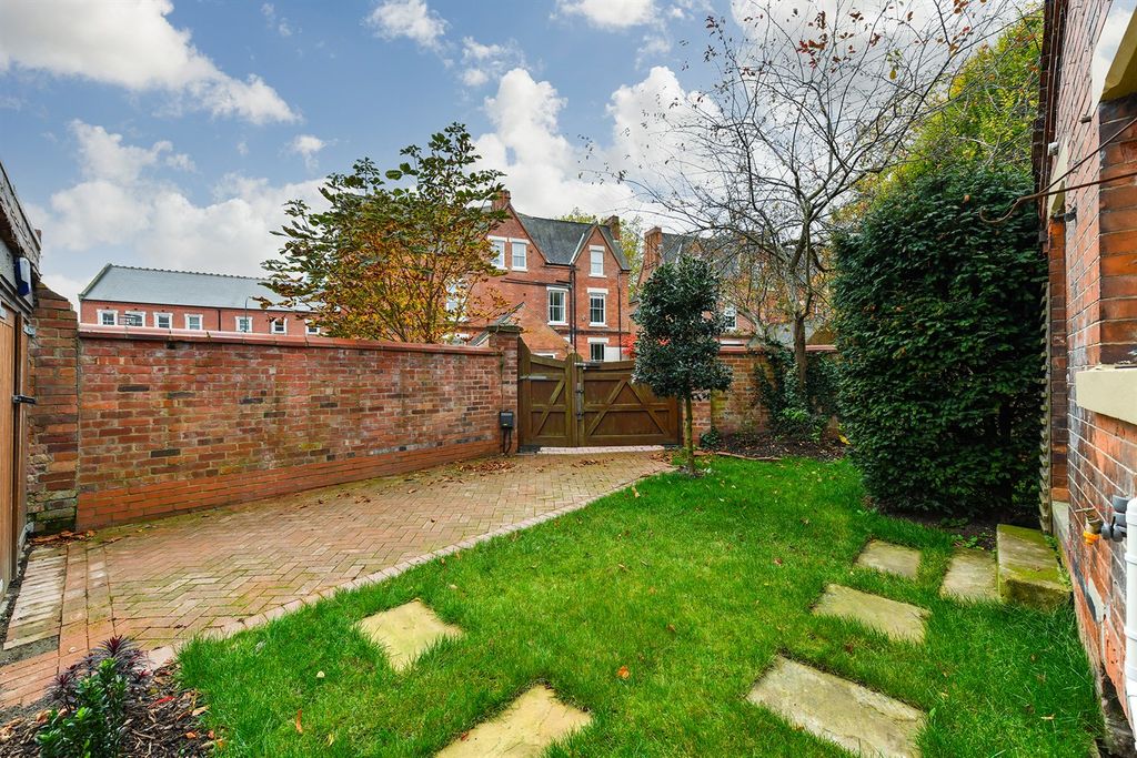 Additional image 20 of 5 bed semi-detached house to rentHamilton Drive NG7