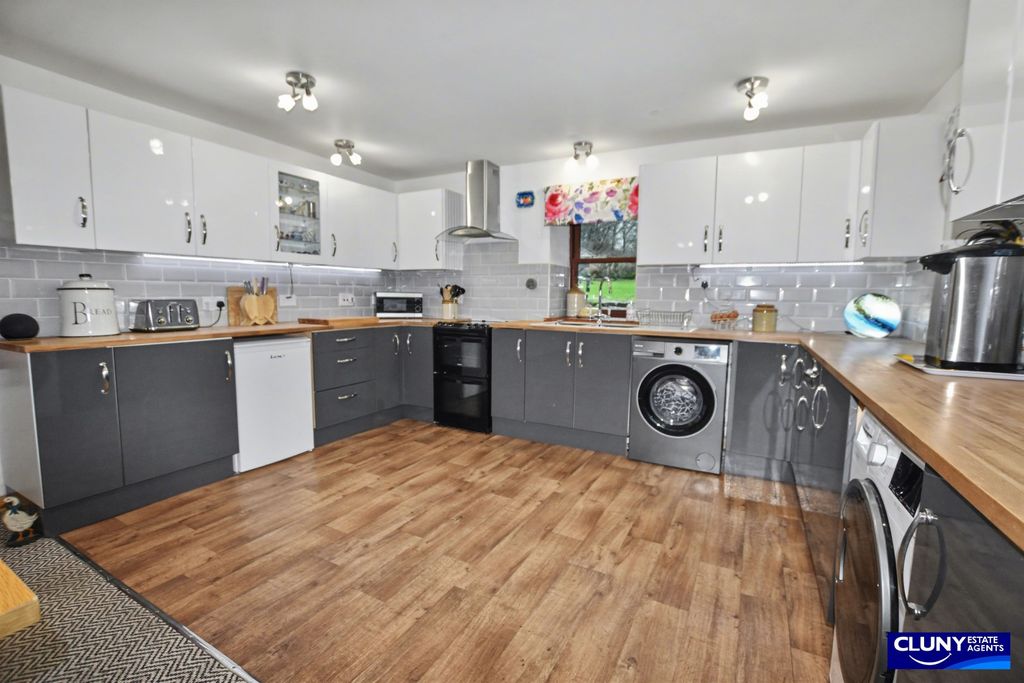 Property photo 3 of 32