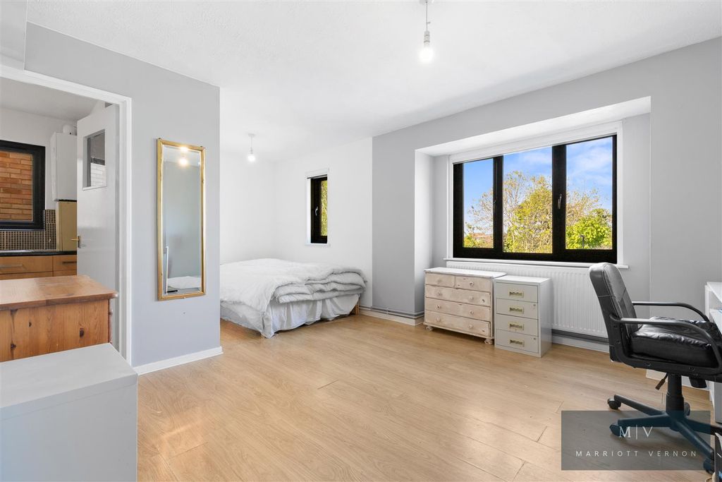 Property photo 2 of 11 Ludford Close 39 MV-4.Jpg