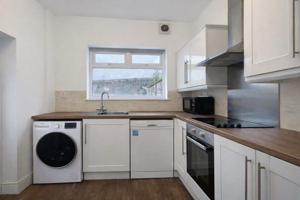 Property photo 2 of 10 Kitchen