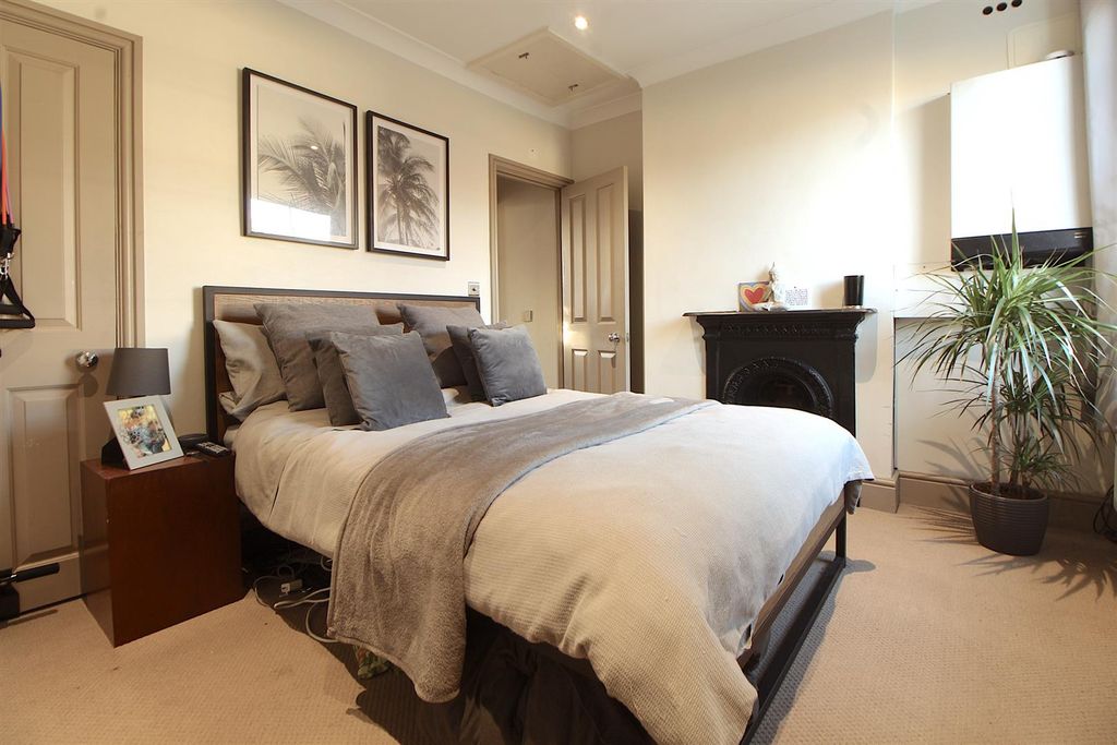 Property photo 3 of 9 Bed1.Jpg