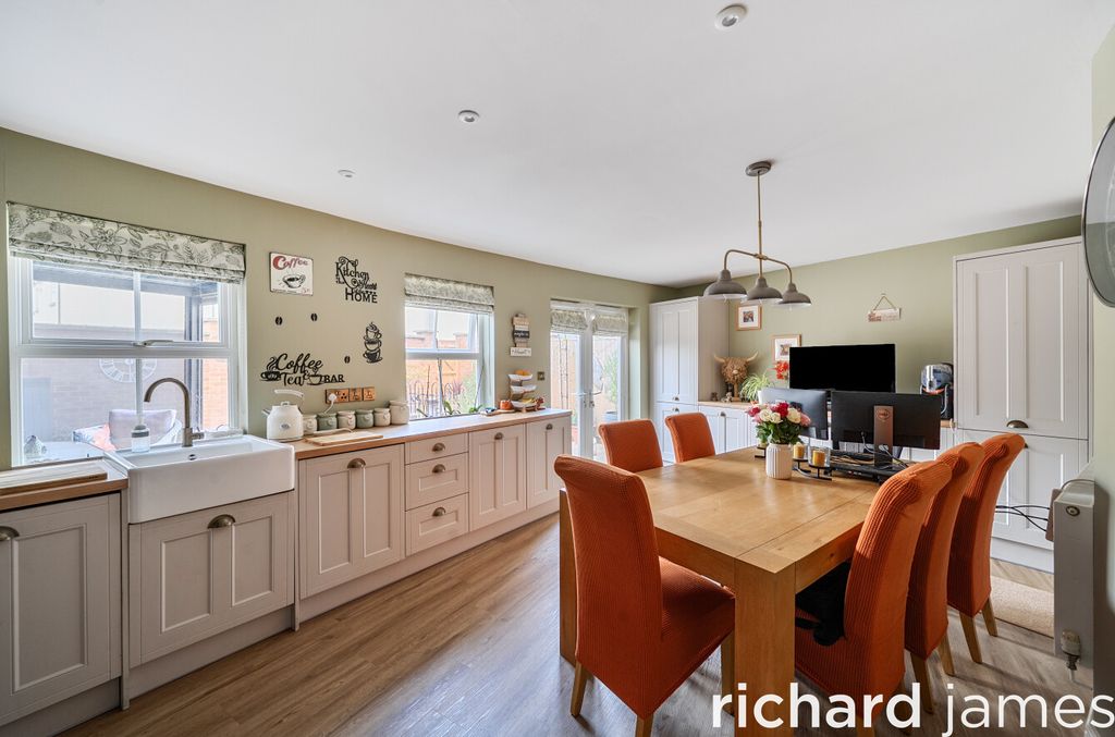 Property photo 2 of 13 E8881d9F04064554985F9ba34F218475