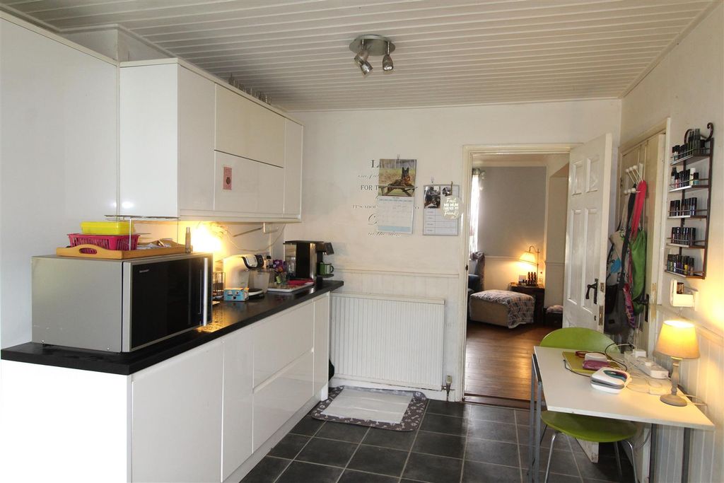 Property photo 3 of 20 Kitchen
