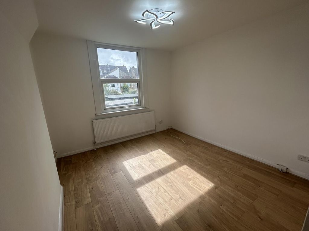 Property photo 2 of 6 Bedroom