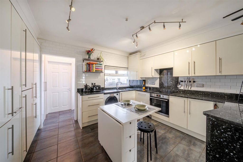 Property photo 1 of 20 1394315-18-694547B1Bc6d7.Jpg