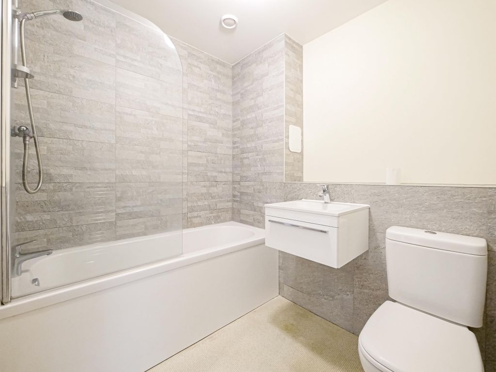 Property photo 3 of 11 Bathroom