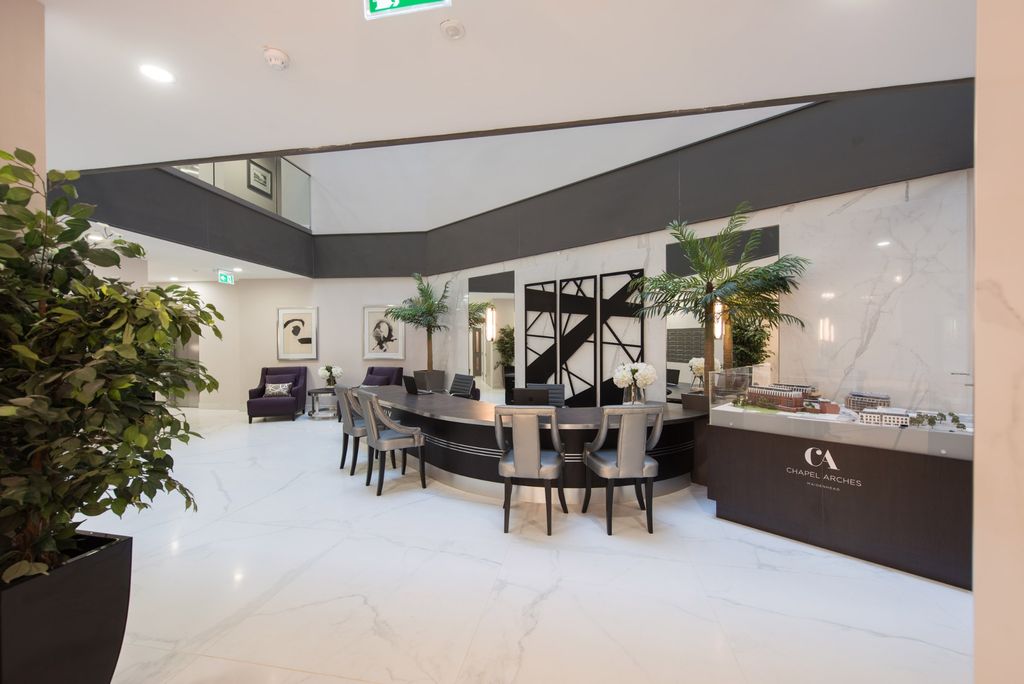 Property photo 2 of 14 Communal Entrance