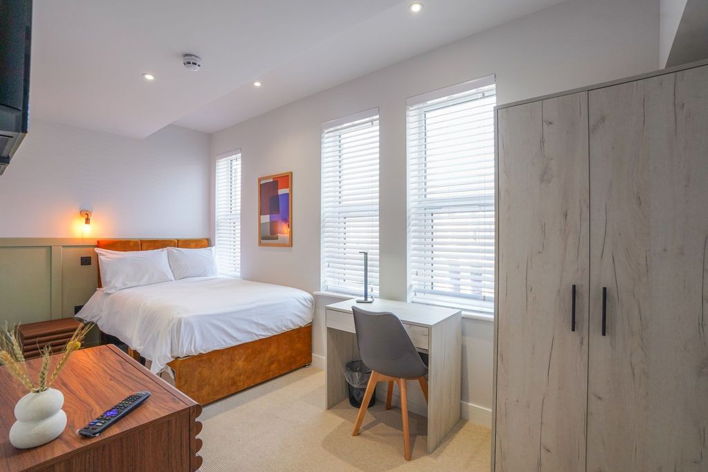 Property photo 3 of 14 A Bright And Modern Double Bedroom Featuring A Com...
