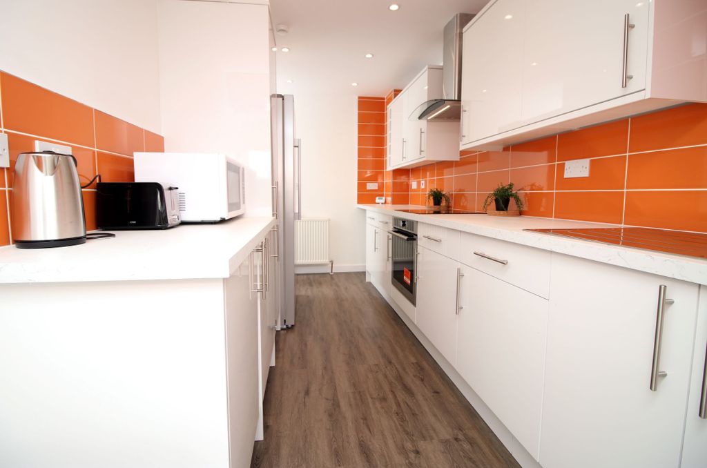 Property photo 1 of 7 Kitchen 2