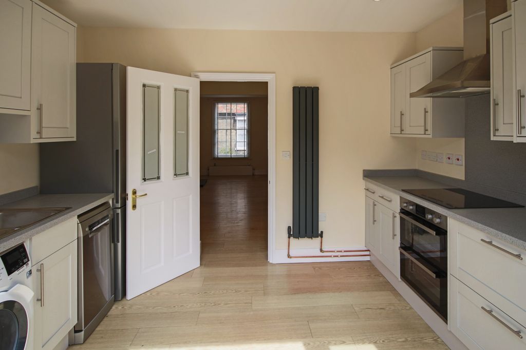 Property photo 2 of 9 33 Orchard 4