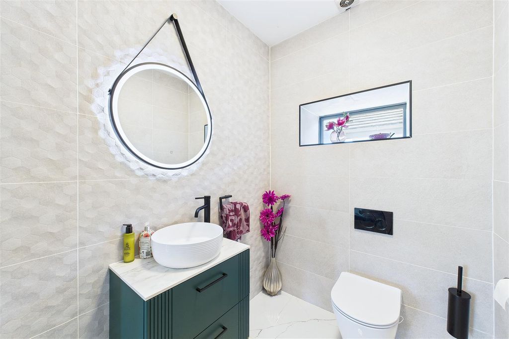 Property photo 3 of 37 Cloakroom