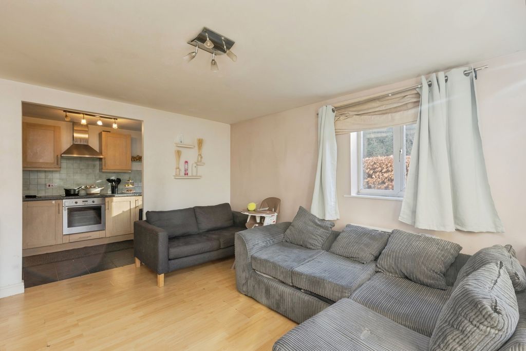 Property photo 3 of 11 Living Room