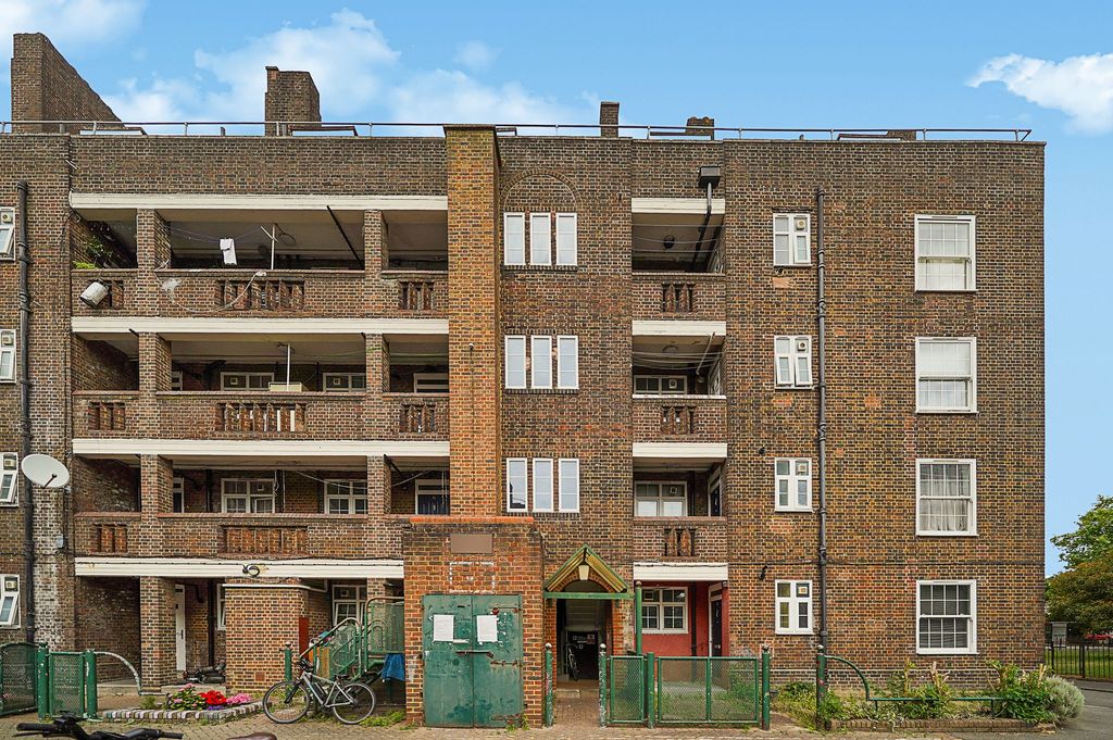 Property photo 1 of 8 Flat 37, Hopton House - Nhihrmztcppubrd541Rp